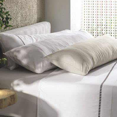 Fronha Body Pillow Altenburg Bordados em Cetim 300 Fios Cerclê Branco